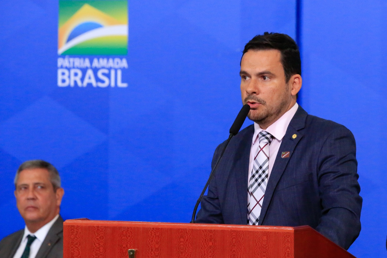 Deputado do AM pede explicações sobre o fim do saque-aniversário