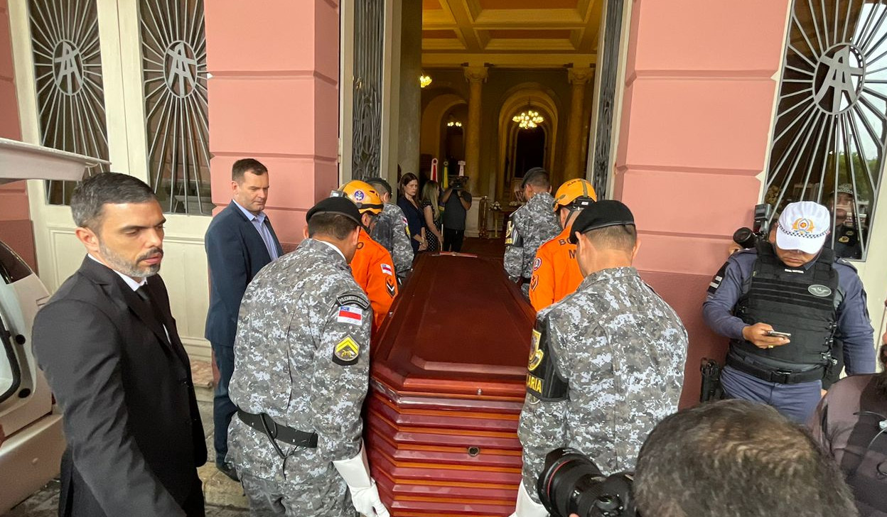 Corpo de Amazonino Mendes chega ao Teatro Amazonas para ser velado