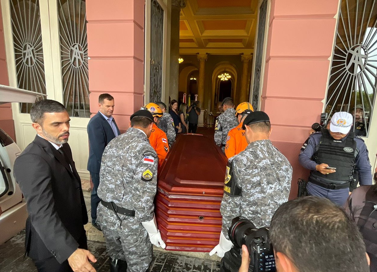 Corpo de Amazonino Mendes chega ao Teatro Amazonas para ser velado