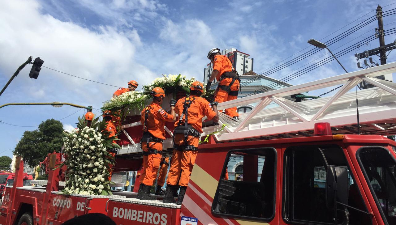 Depois de velório de três dias, corpo do ex-governador Amazonino Mendes é cremado em Manaus