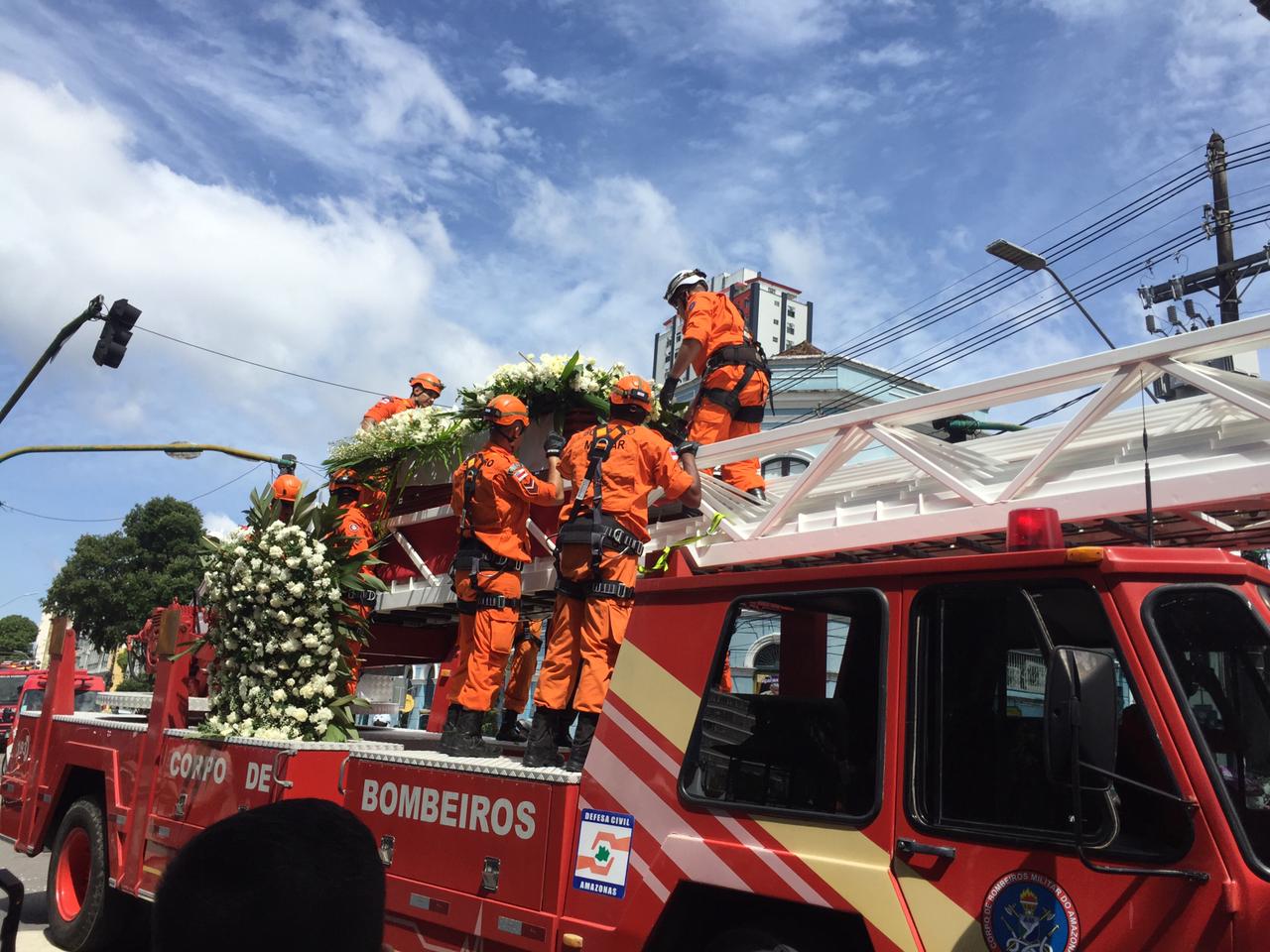 Depois de velório de três dias, corpo do ex-governador Amazonino Mendes é cremado em Manaus