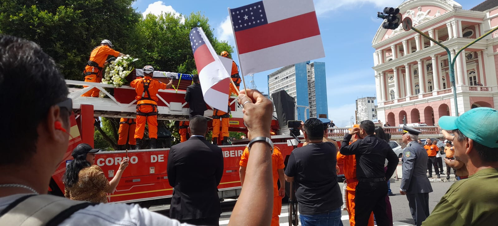 Últimas homenagens: cortejo do ex-governador Amazonino Mendes sai às ruas de Manaus