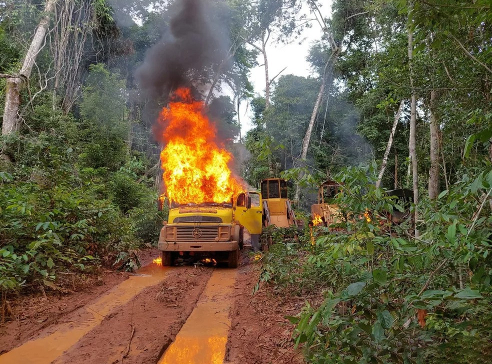 Caminhão queimado em operação do Ibama (Divulgação/Ibama)