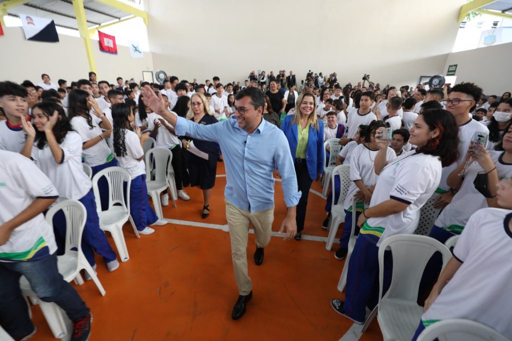 Governador do AM anuncia expansão do ensino bilíngue nas escolas públicas