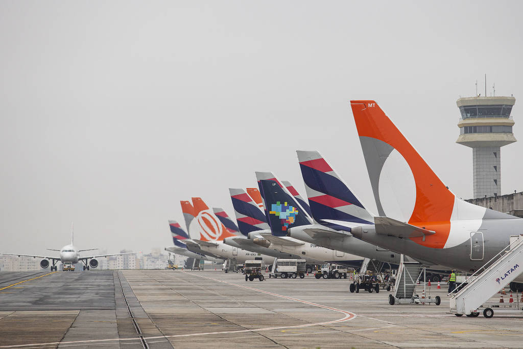 Com passagens caras, companhias aéreas aumentam ganhos e renegociam suas dívidas