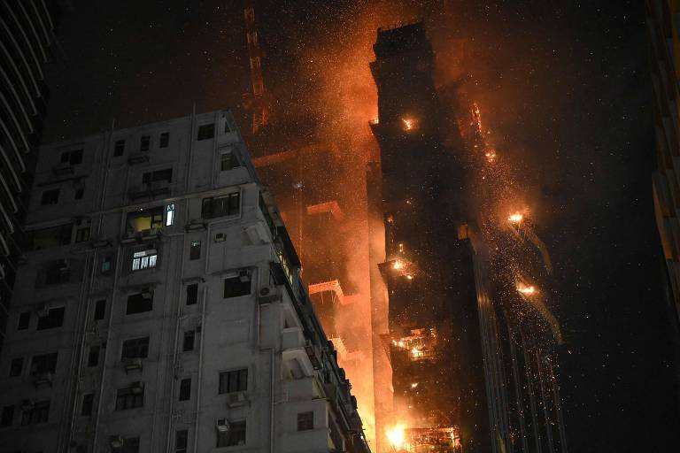 Arranha-céu de Hong Kong pega fogo e bombeiros retiram 170 pessoas de incêndio