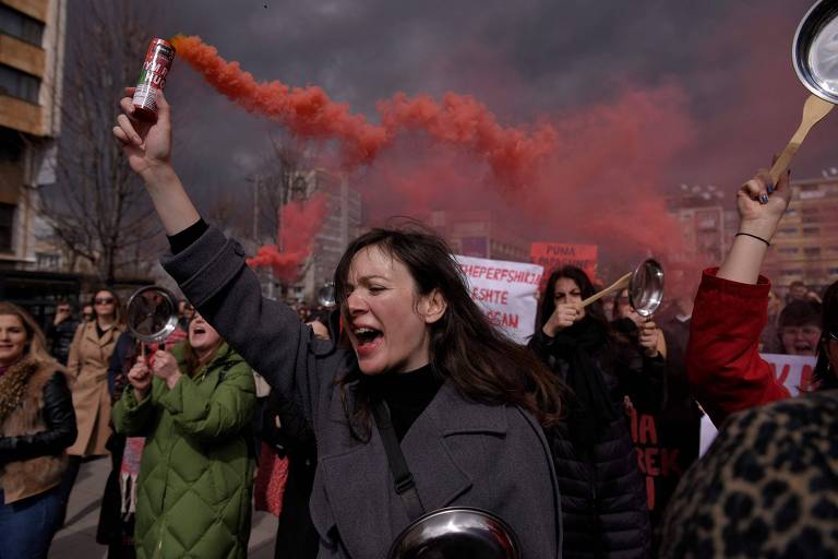 Marcha pelo Dia Internacional de Mulher em Pristina, capital do Kosovo - (Armend Nimani/AFP)