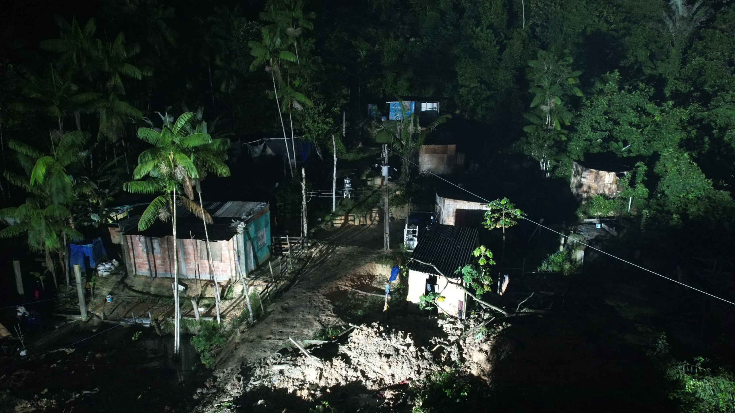 ‘Vamos buscar intervenção com urgência’, diz prefeito de Manaus sobre áreas de extremo risco