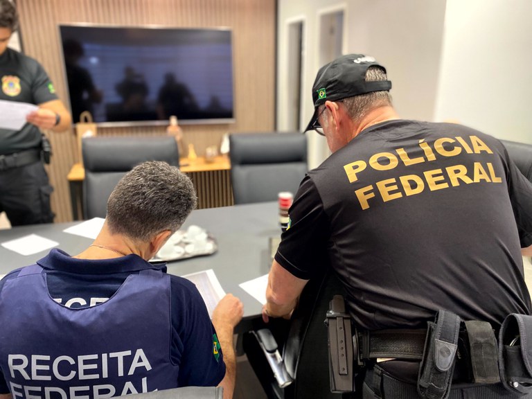 PF e Receita Federal cumprem mandados no AM e RO contra organização criminosa