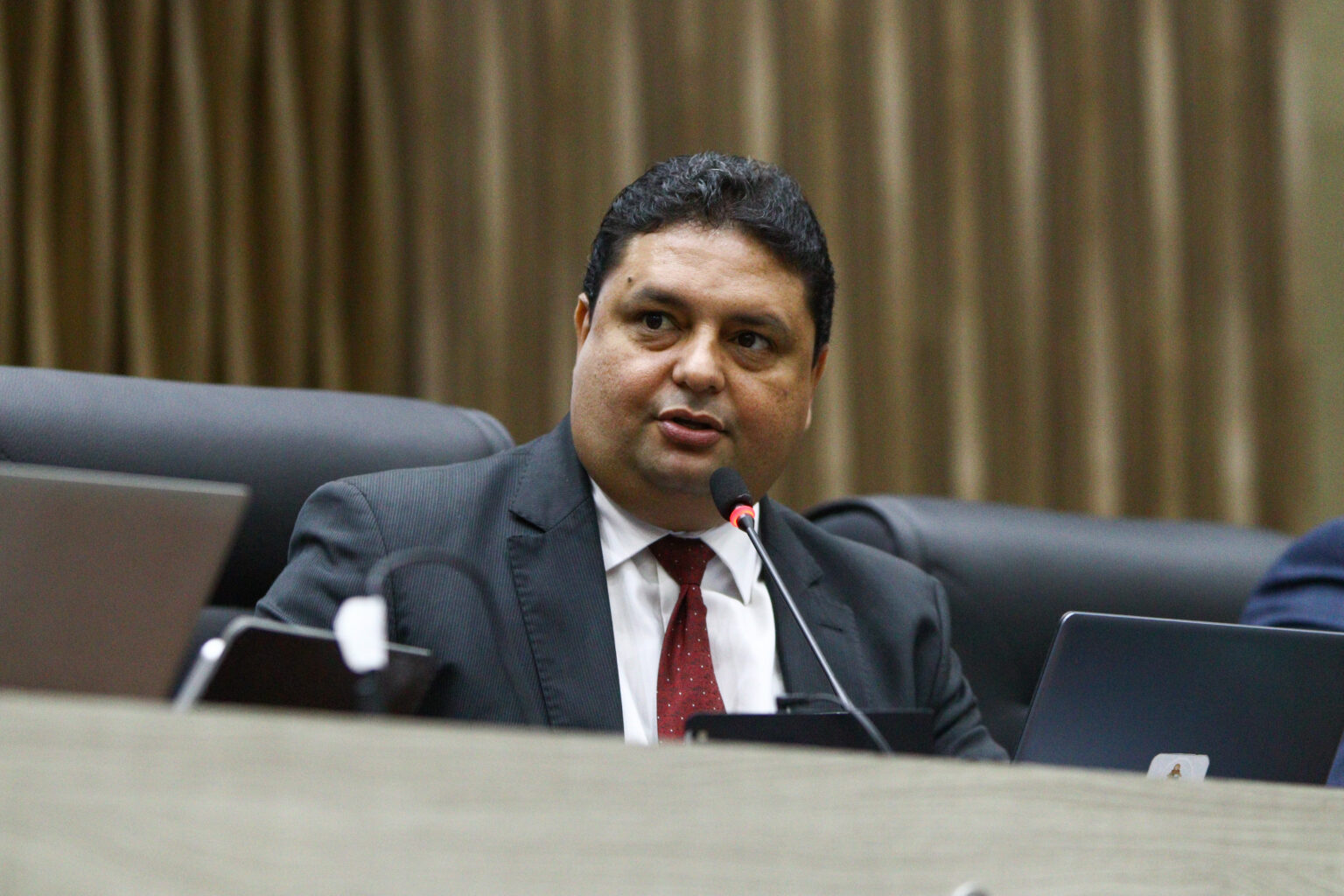 PL que proíbe instalação de medidores aéreos será votado em plenário nesta quarta-feira