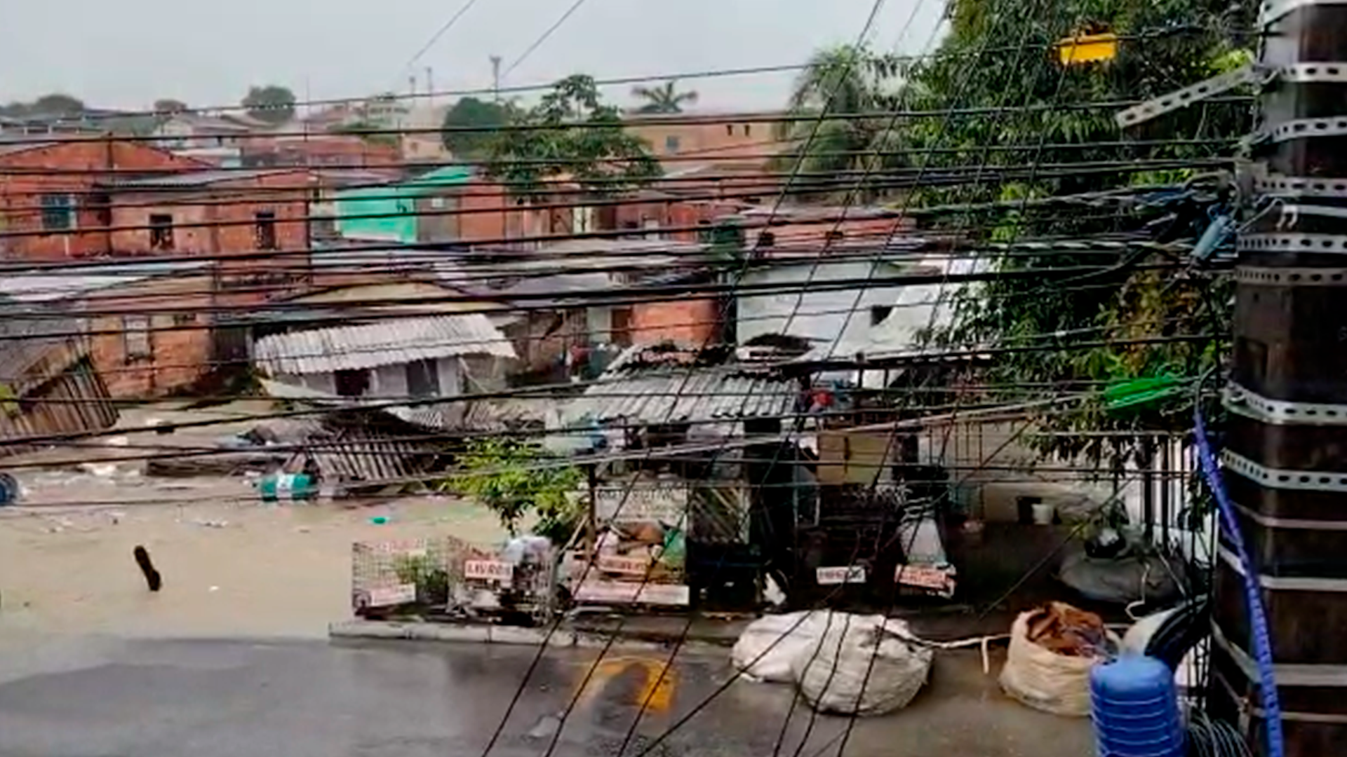 Governador do AM manda retirar famílias de comunidades afetadas pela forte chuva