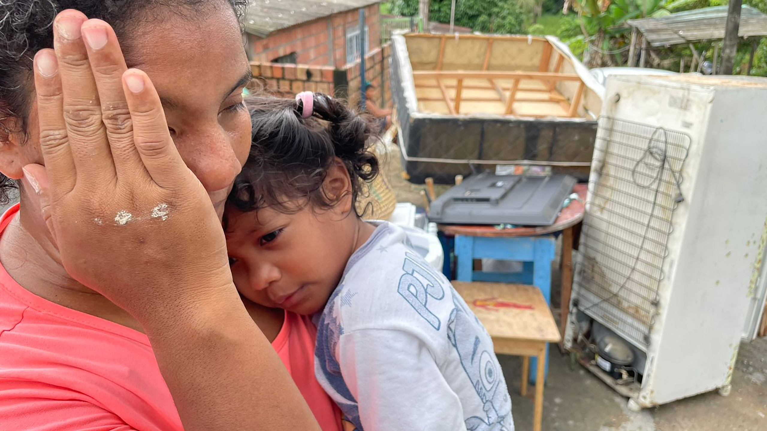 O prefeito de Manaus, David Almeida (Avante), anunciou na manhã desta segunda-feira, 13, a publicação do decreto de calamidade pública, após um deslizamento de barranco que atingiu 11 casas e deixou oito pessoas mortas no bairro Jorge Teixeira, Zona Leste de Manaus.