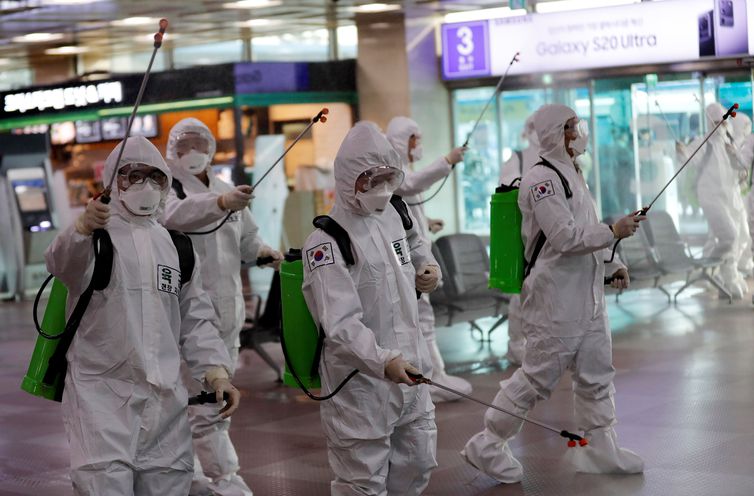 Estado de emergência global em saúde pública foi decretado em 11 de março de 2020. Na foto, soldados sul-coreanos desinfectam o aeroporto internacional em Daegu, no início da pandemia (Reprodução/Kim Kyung-Hoon)