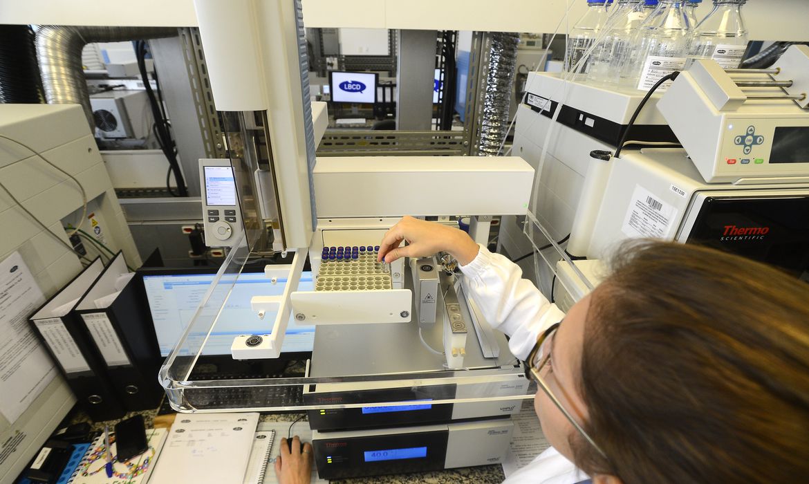 Ciências: em apenas 34% das áreas mulheres alcançam equidade de gênero no Brasil, diz estudo