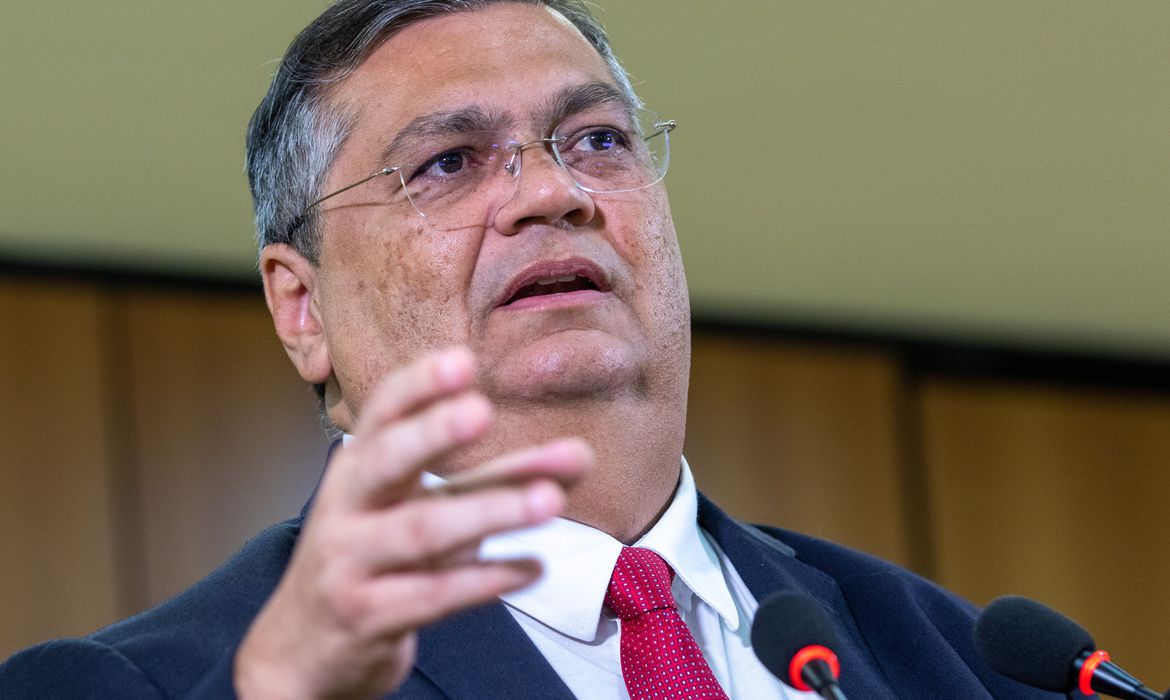 ‘Descabida’: Flávio Dino nega ligação de operação da PF com entrevista de Lula