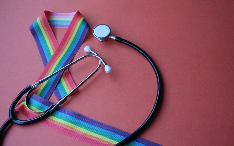 Pessoas LGBTQIA+ acima de 50 anos têm pior  acesso à saúde no Brasil, aponta estudo