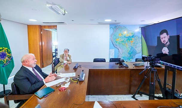 Zelenski convida Lula para visita à Ucrânia que responde ir em ‘momento oportuno’