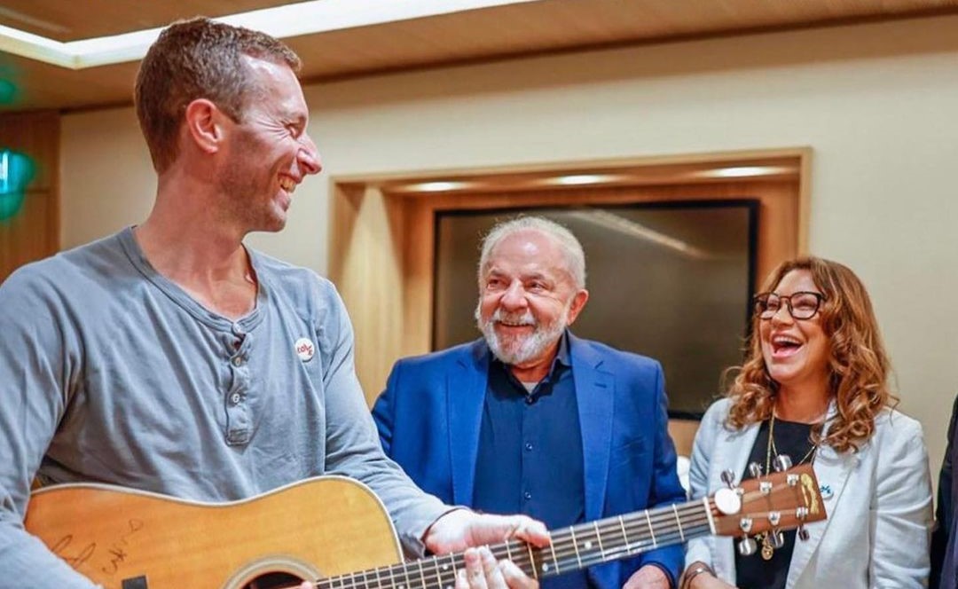 Lula ganha violão de Chris Martin e convida Coldplay para COP30, em Belém