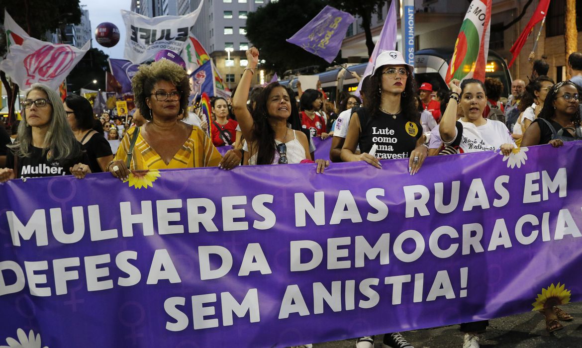 Mulheres de centrais sindicais ocupam Centro do RJ e homenageiam Marielle Franco
