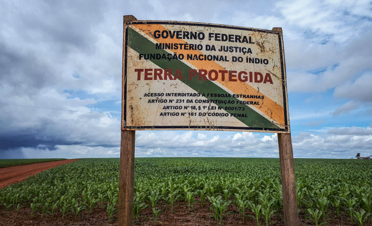 Placa do governo federal demarca terra indígena. (Lidiane Ribeiro/ Ibama)