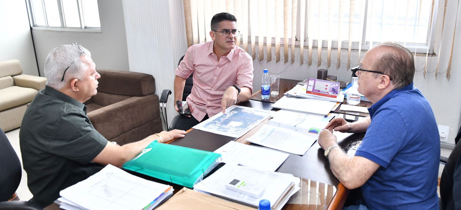 O prefeito David Almeida esteve reunido com o vice-presidente de Habitação e Assuntos Fundiários, Renato Queiroz (Dhyeizo Lemos/Semcom)