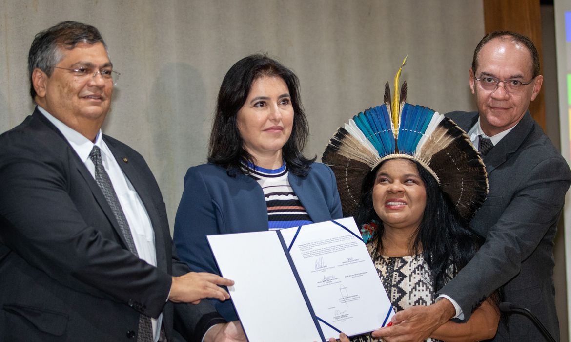 Flávio Dino quer agilidade na coleta do censo em Terra Yanomami