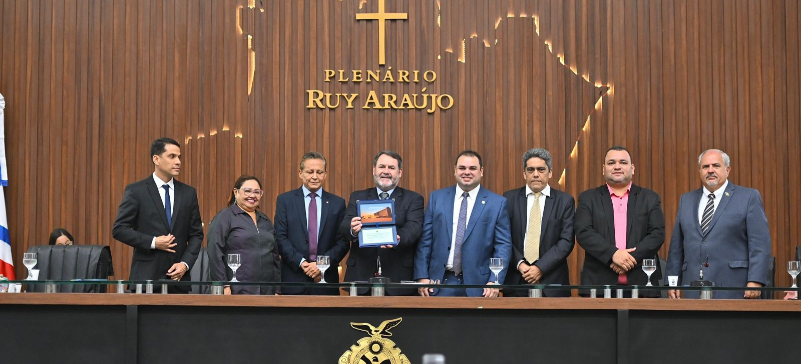 Presidente da Assembleia, Roberto Cidade homenageia Ambev na Casa Legislativa