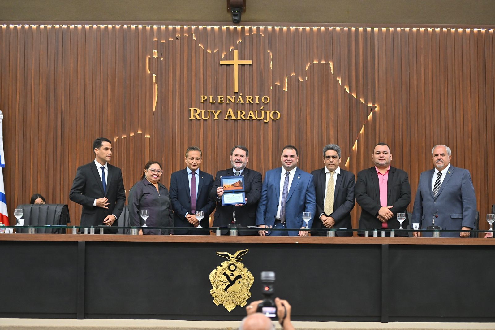 Presidente da Assembleia, Roberto Cidade homenageia Ambev na Casa Legislativa