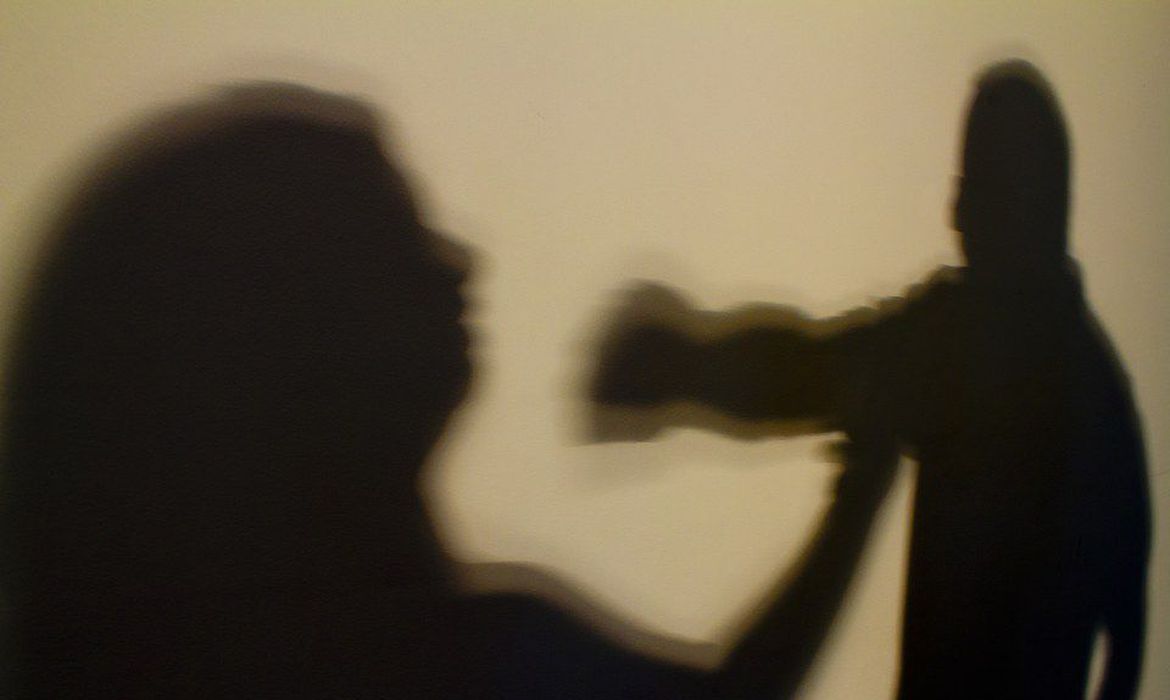 Uma mulher é vítima de violência a cada quatro horas no País