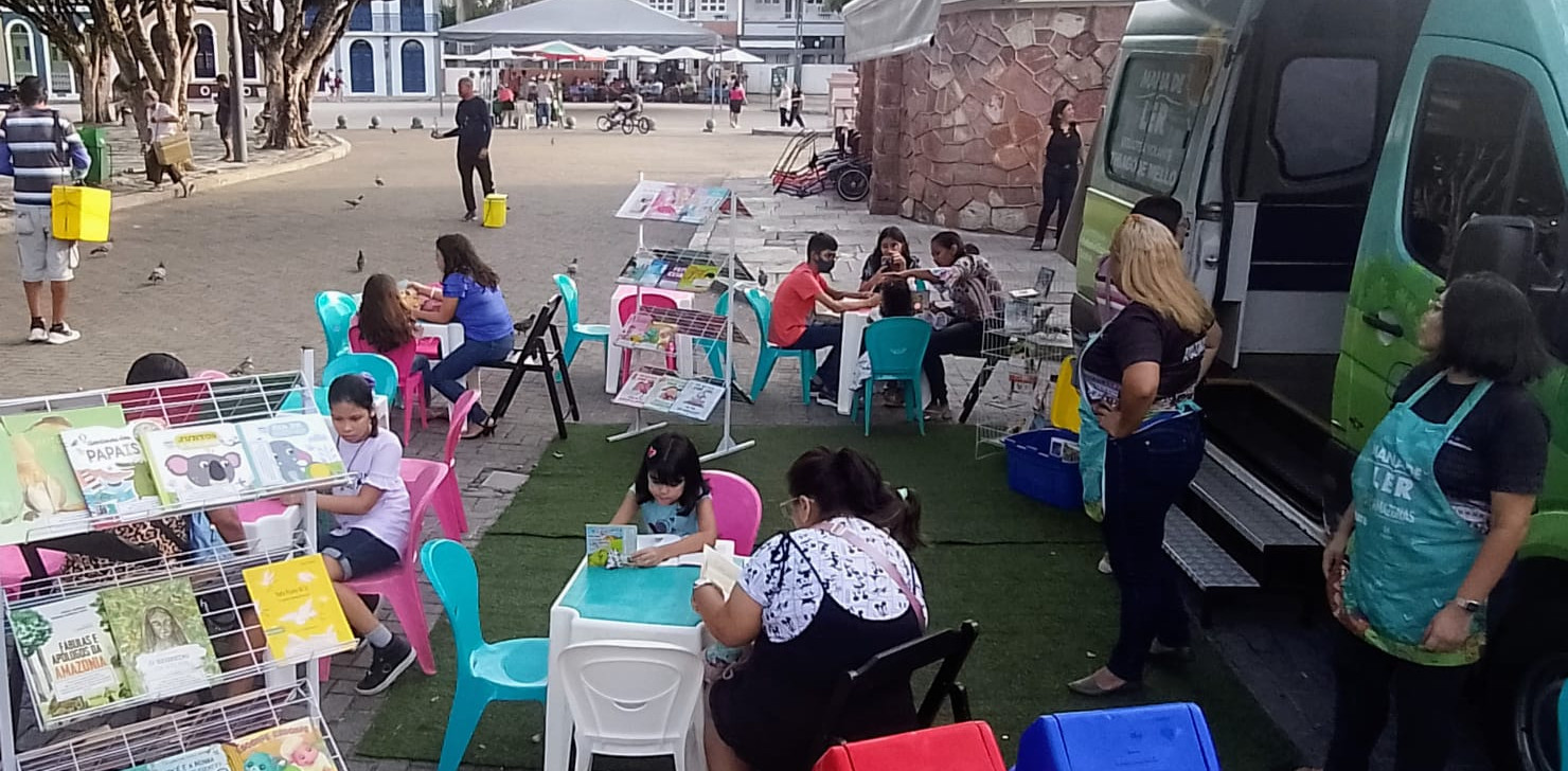 Projeto ‘Mania de Ler’ retorna biblioteca volante ao Largo de São Sebastião