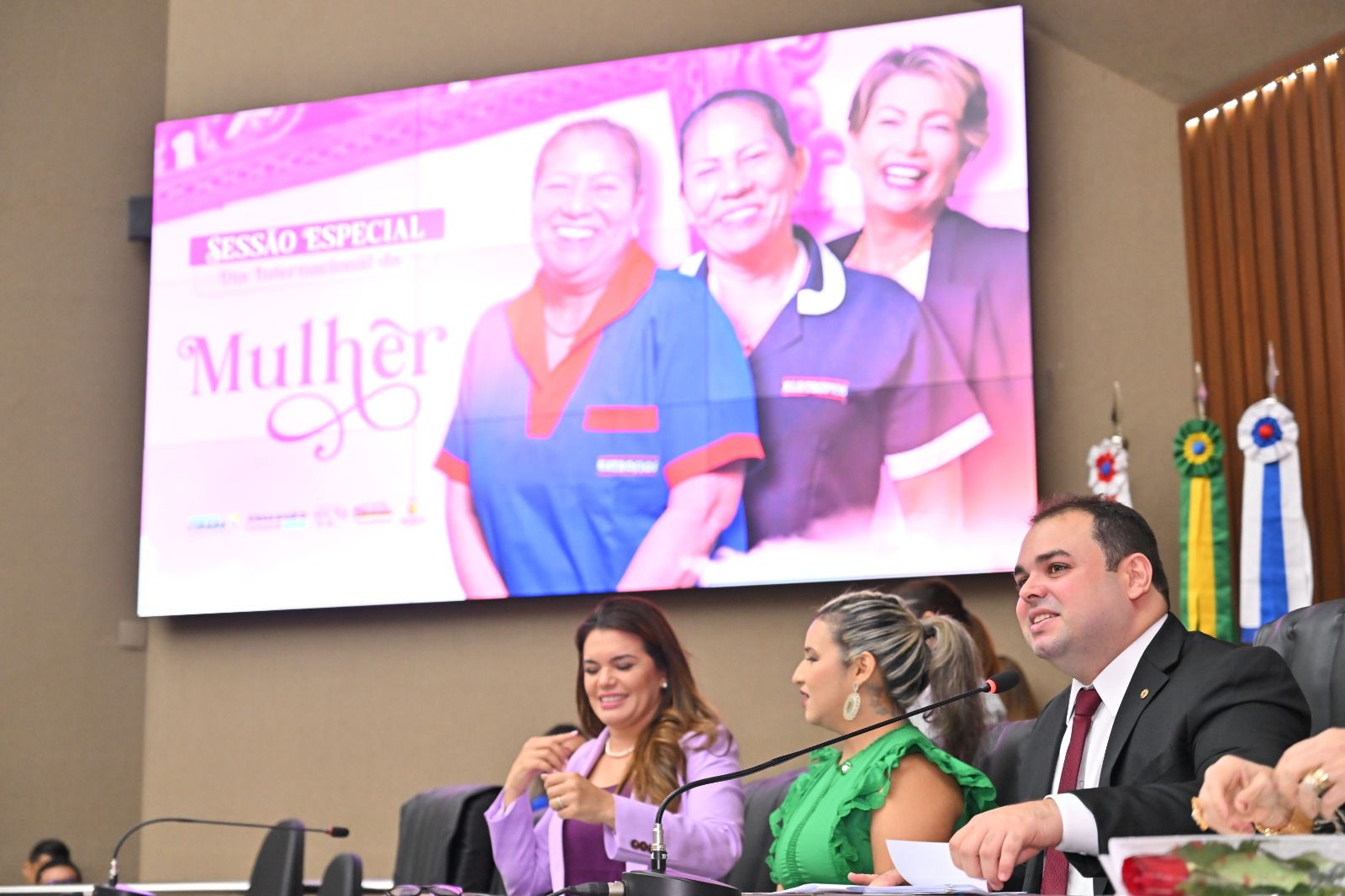 Presidente da Aleam homenageia mulheres que se destacaram por sua atuação na sociedade