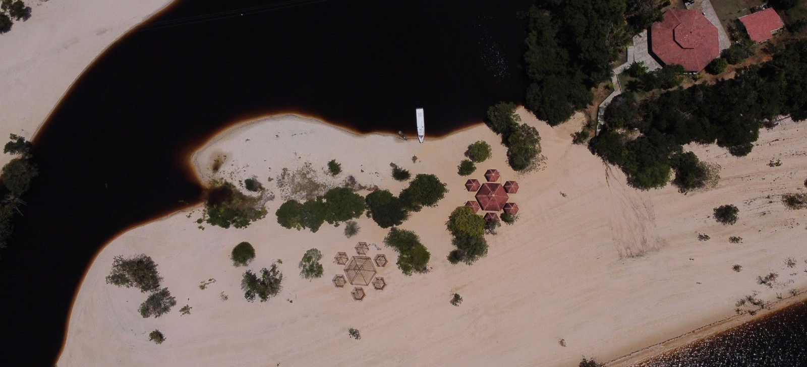 Manaus: três destinos turísticos com saída de barco da Marina do Davi