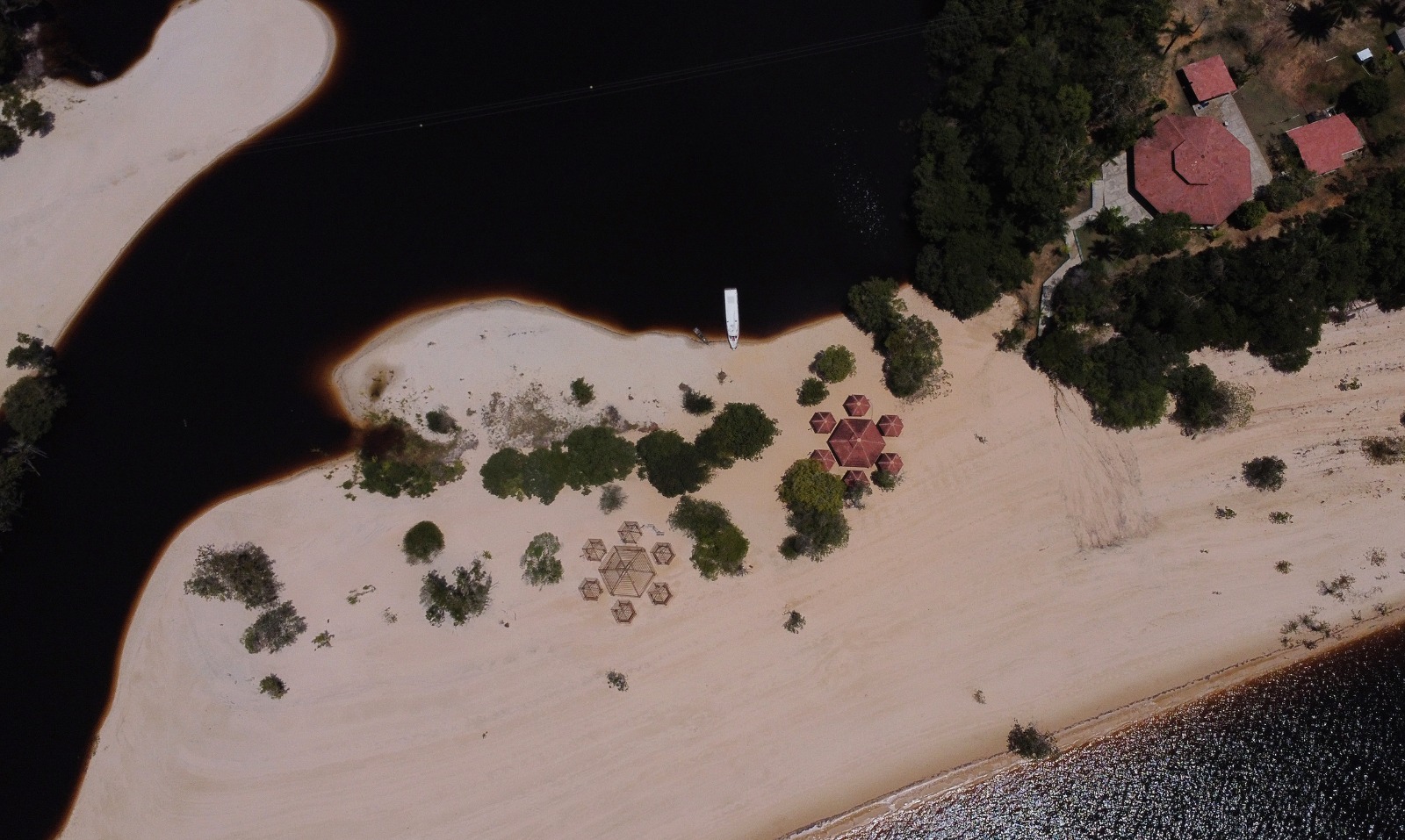 Manaus: três destinos turísticos com saída de barco da Marina do Davi