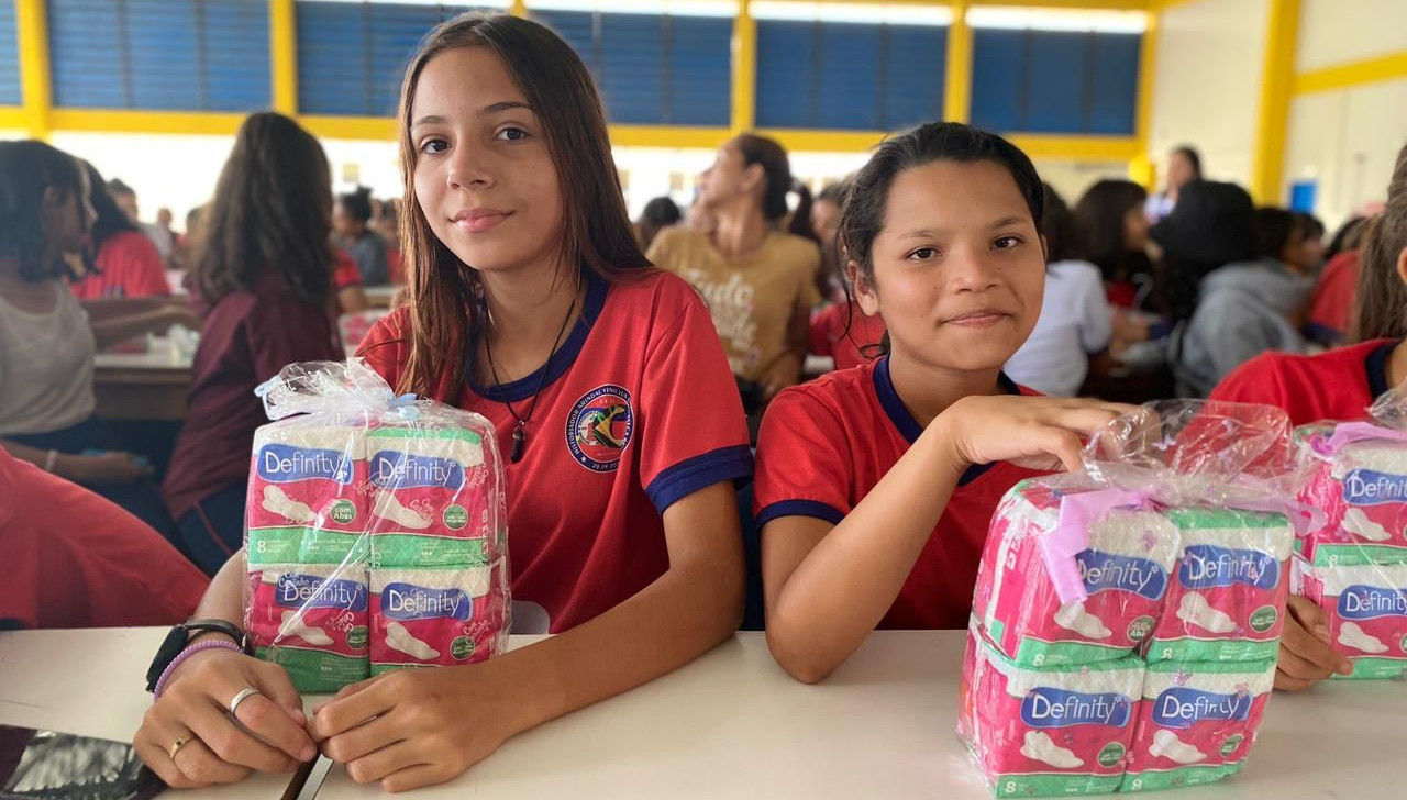 Mais de 9 mil pacotes de absorventes são entregues para alunas no interior do AM