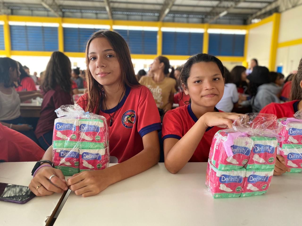 Mais de 9 mil pacotes de absorventes são entregues para alunas no interior do AM