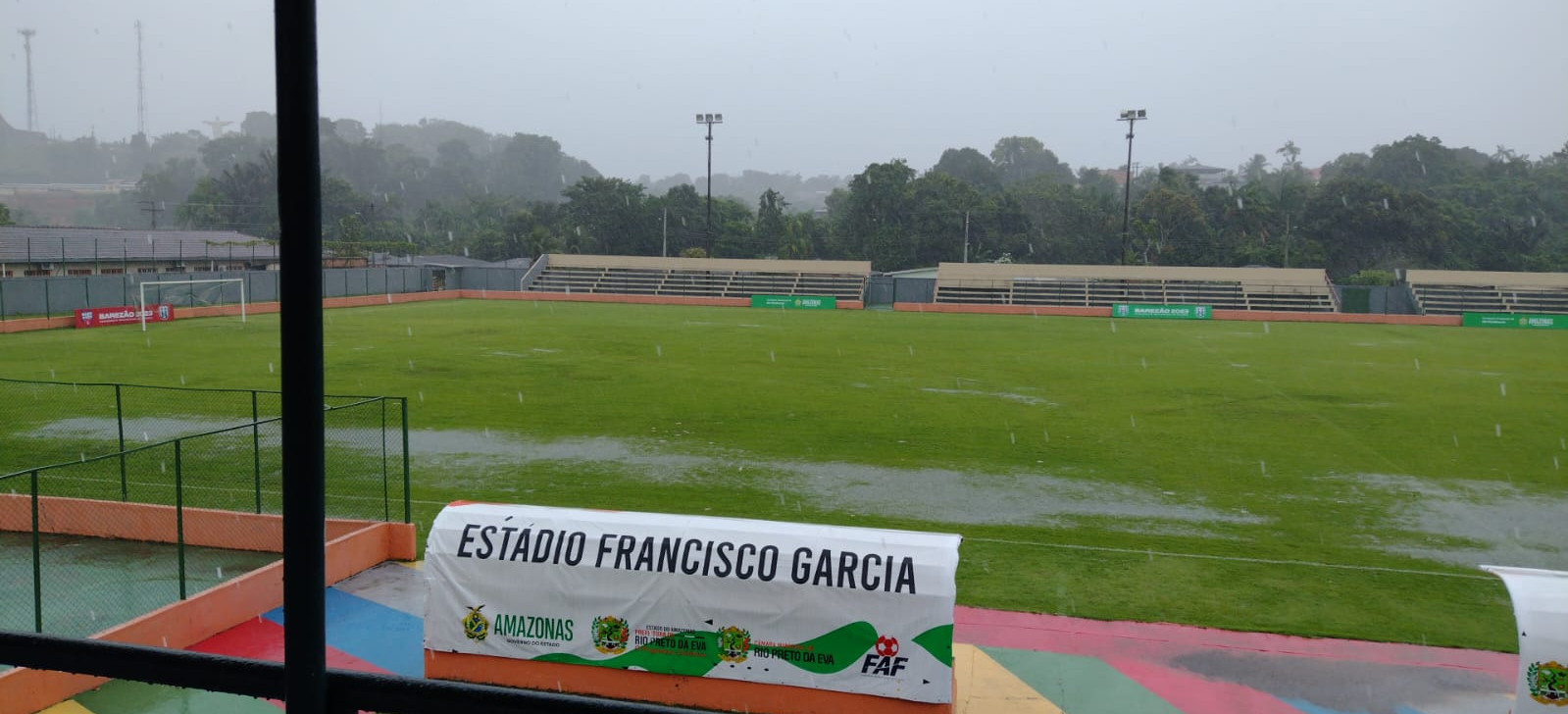 Partida do ‘Barezão’ é adiada após estádio alagar em Rio Preto da Eva