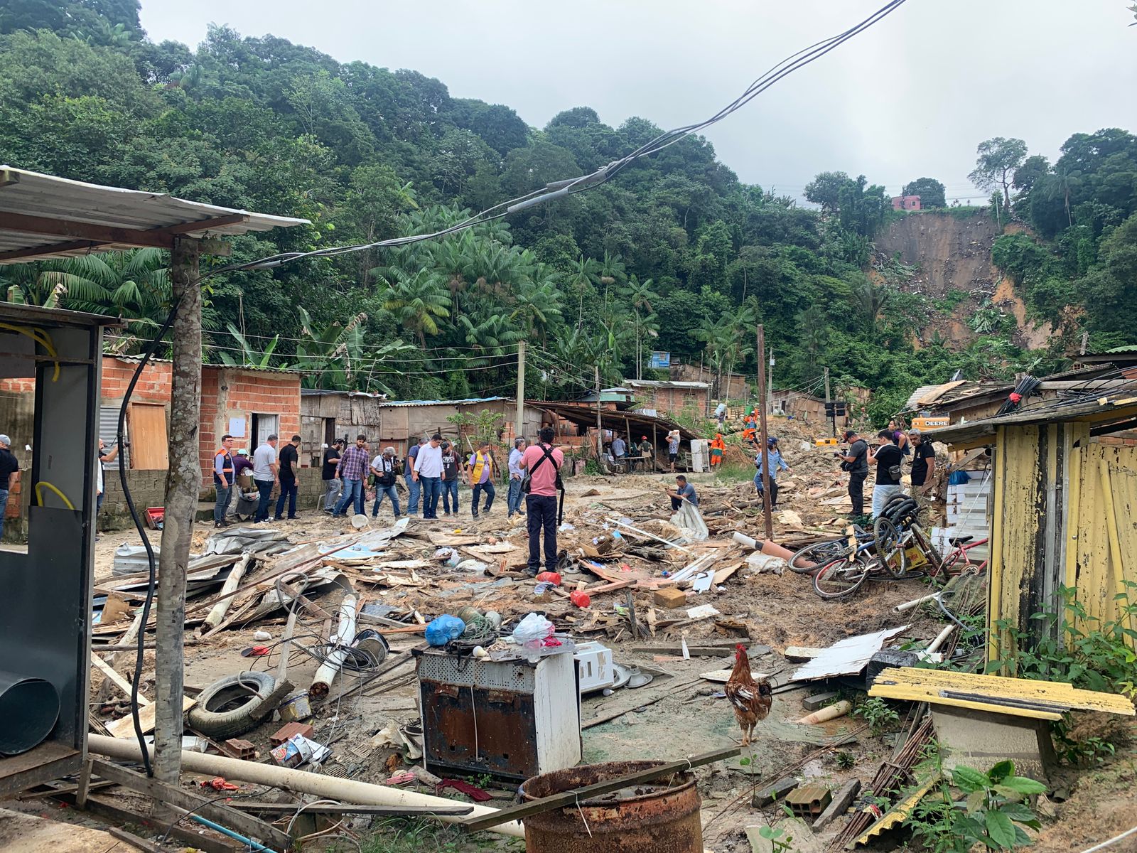 Defesa Civil Nacional mobiliza equipes para dar apoio em área de deslizamento de terra em Manaus