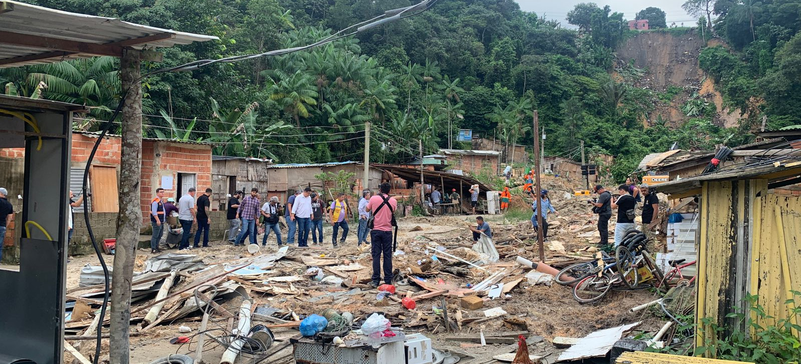 Defesa Civil alerta para risco de deslizamentos e alagamentos em Manaus nesta segunda-feira