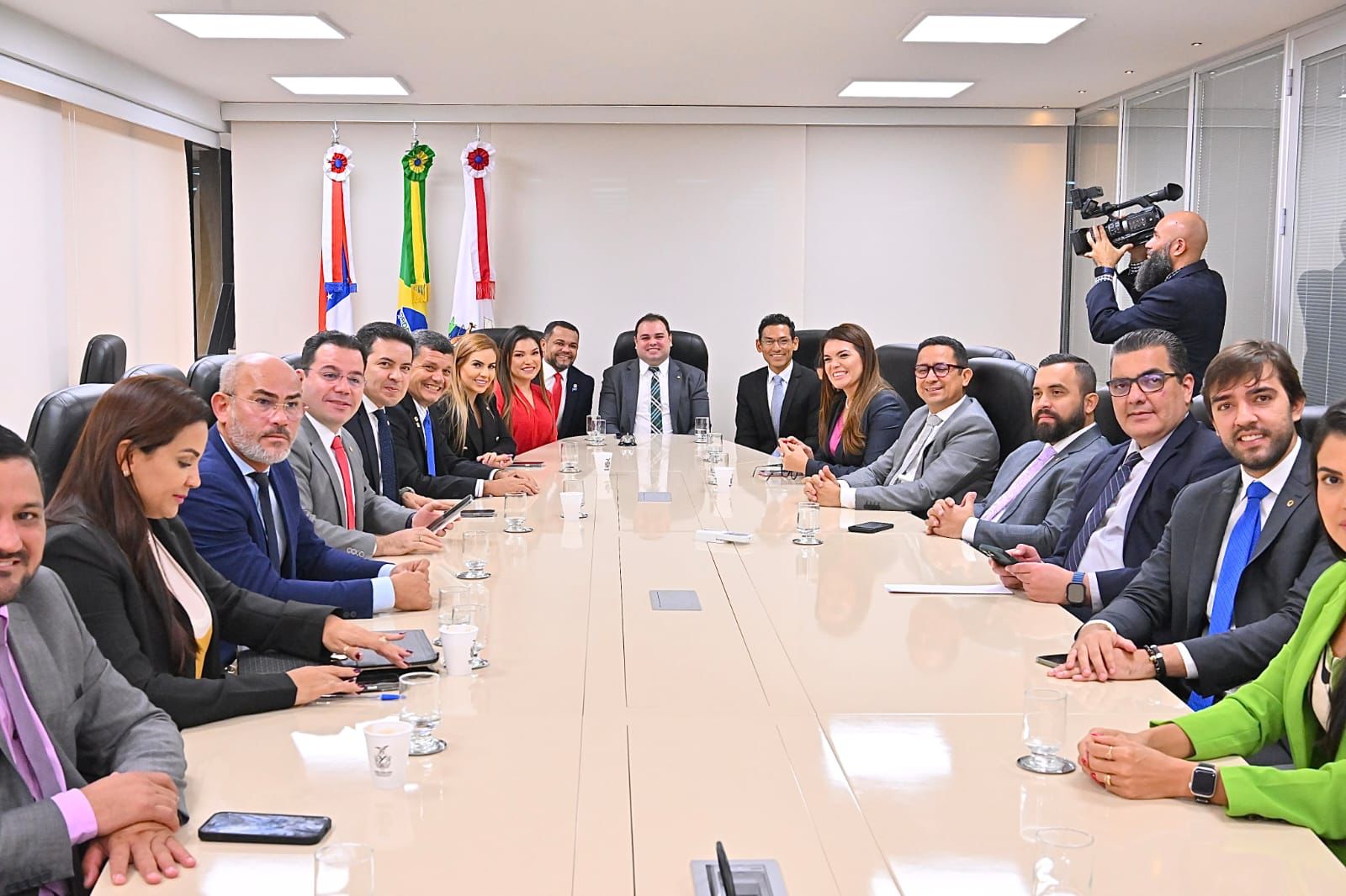 Presidente da Aleam recebe comitiva de deputados de RR para tratar sobre a BR-174