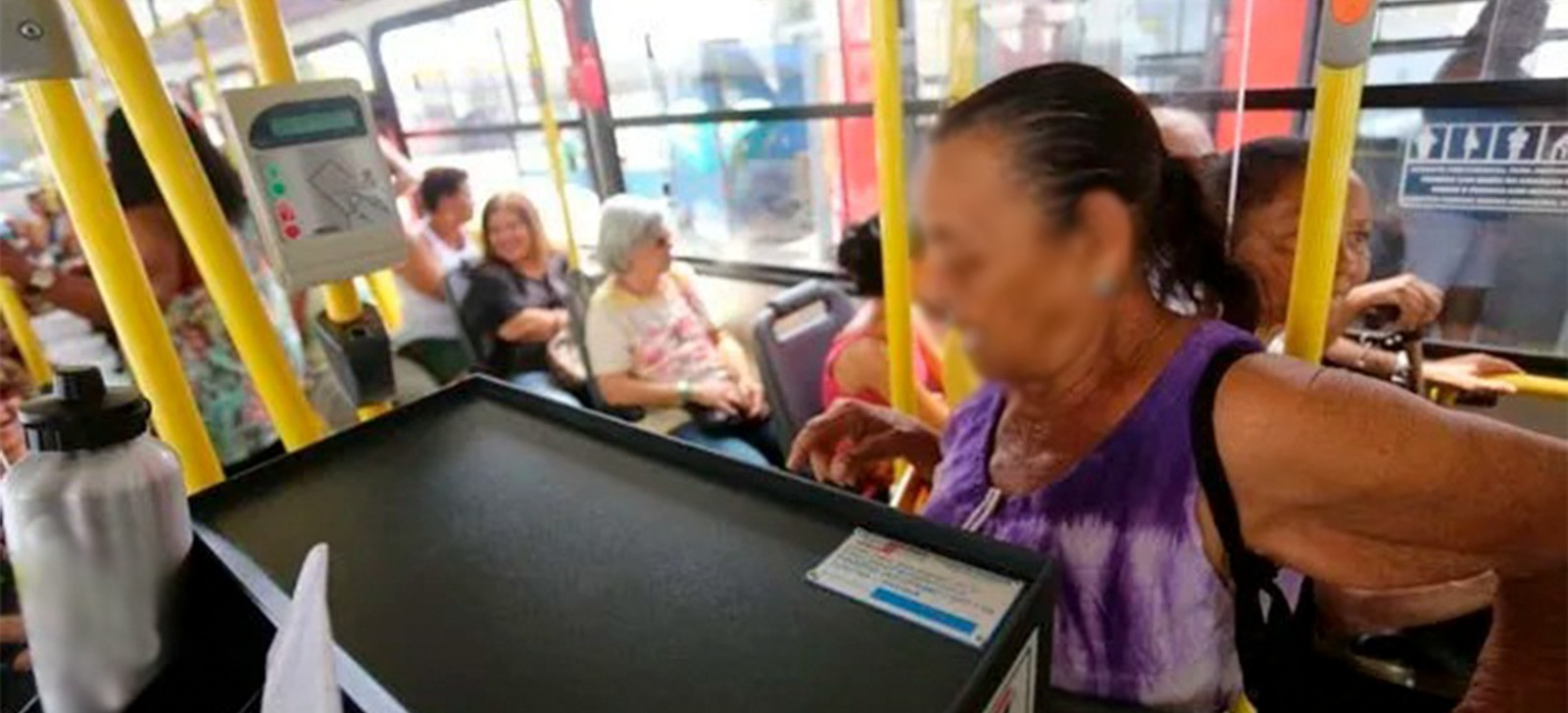 77-year-old woman reports embarrassment as she had to jump bus turnstile in Manaus