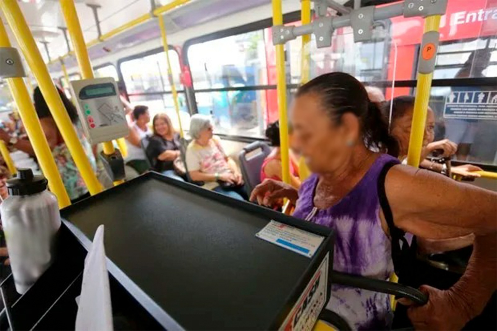 77-year-old woman reports embarrassment as she had to jump bus turnstile in Manaus
