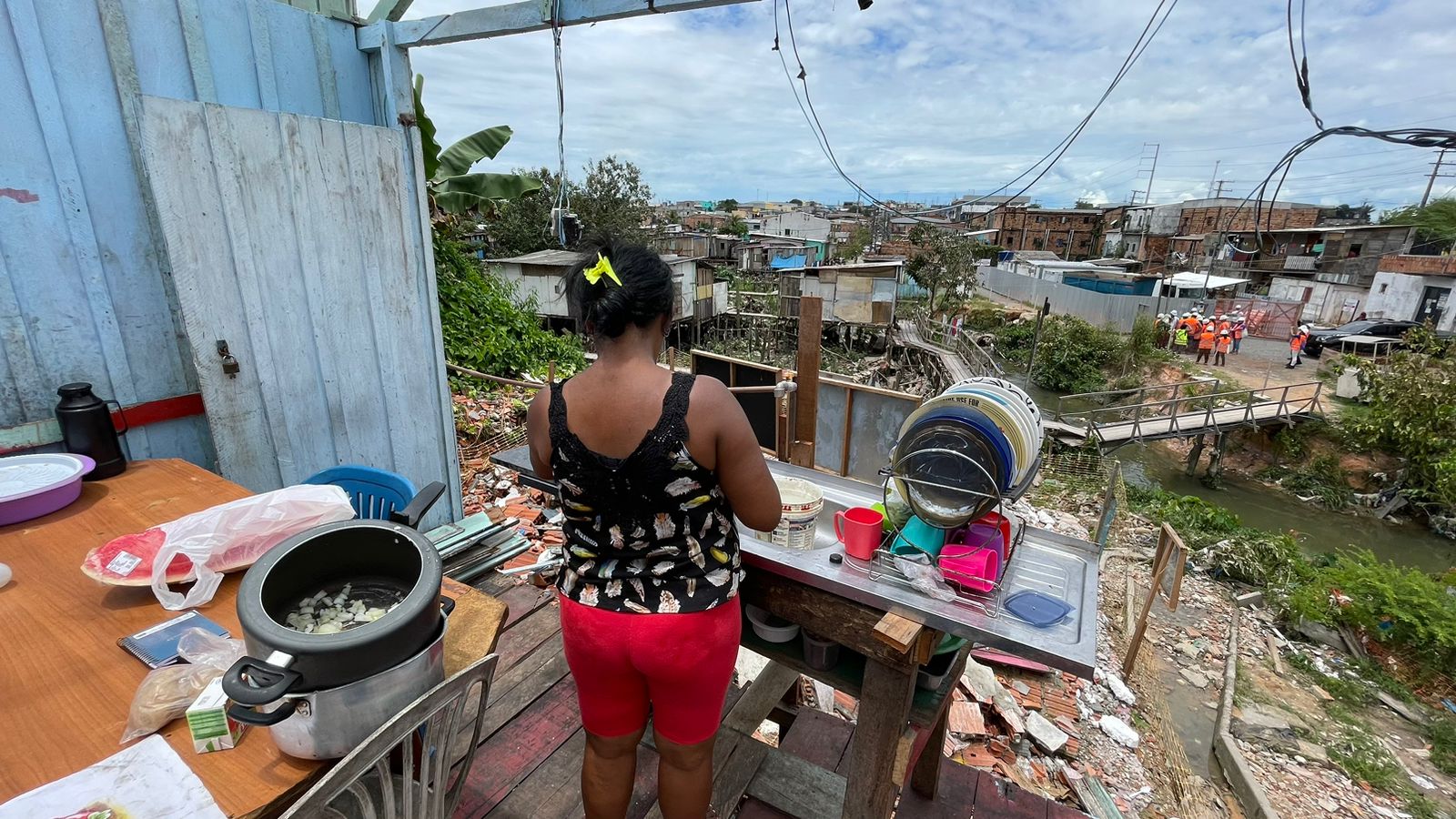 ‘David Almeida só veio dar close’, diz moradora de área de risco sobre prefeito de Manaus