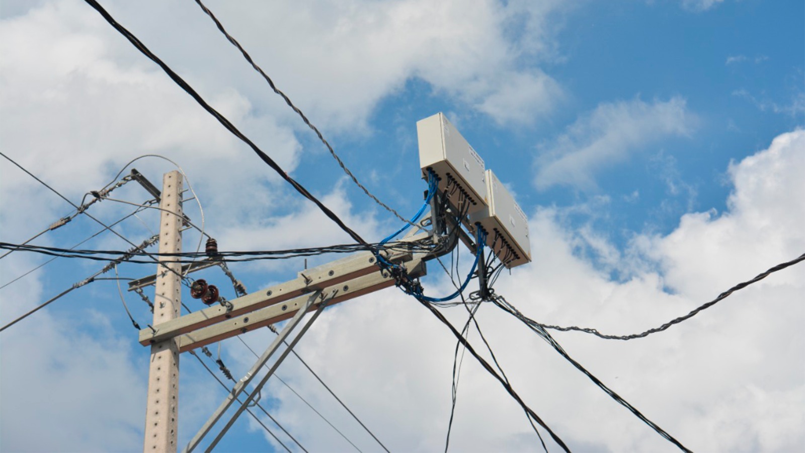 Justiça volta a suspender instalação de medidores aéreos de energia em Manaus