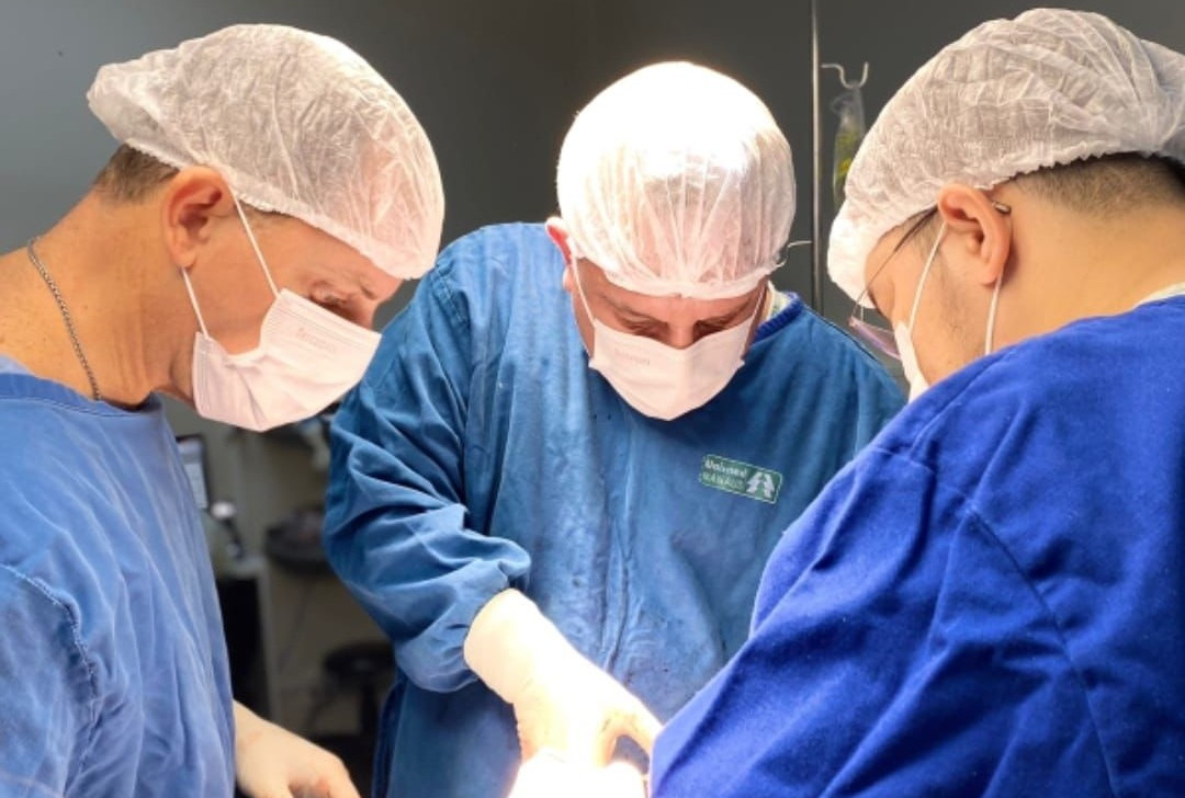 Hérnia inguinal pode ser agravada por obstrução urinária, alerta especialista