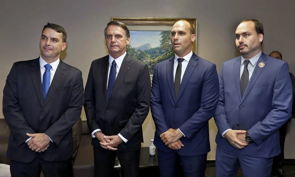 Bolsonaro e filhos foram responsáveis por 42% dos ataques a jornalistas em 2022