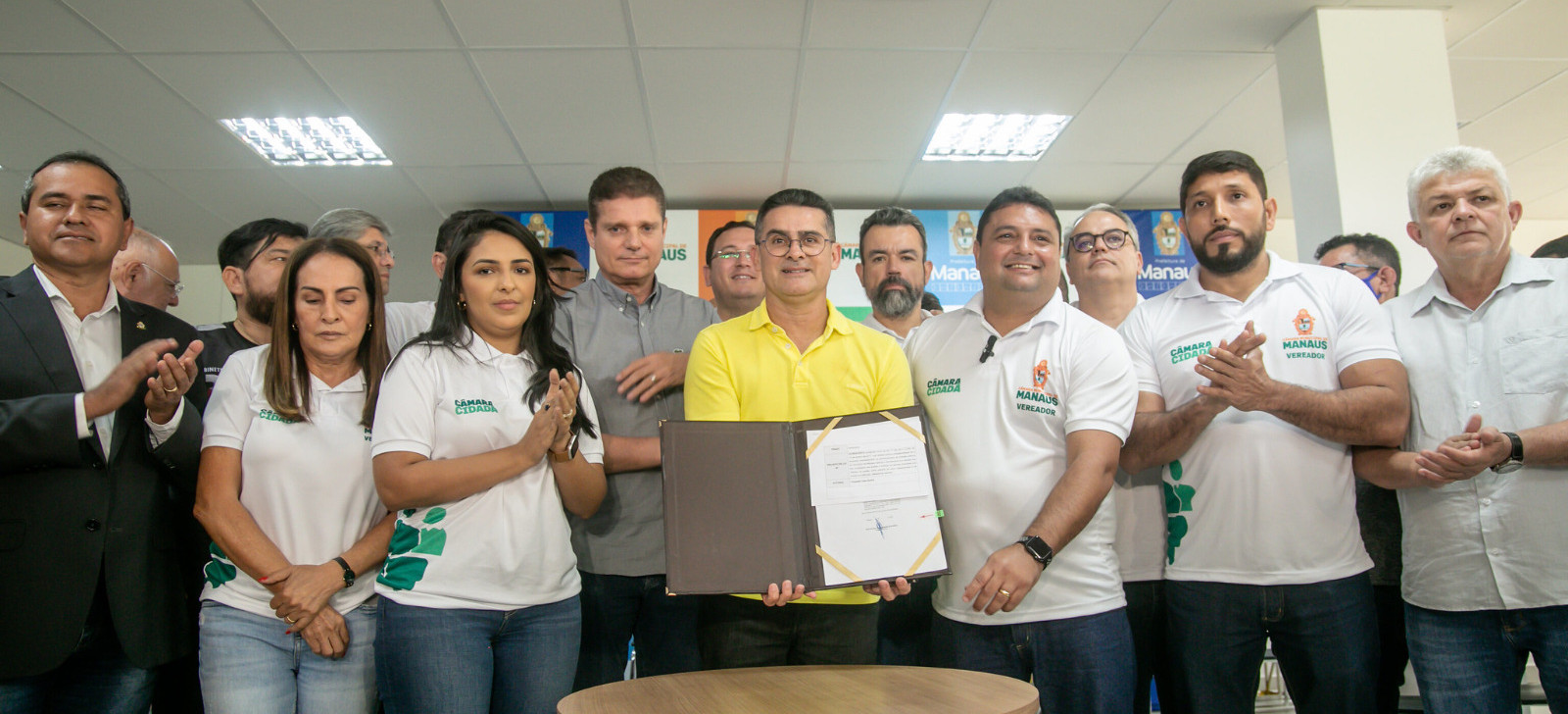 Prefeito de Manaus sanciona lei que proíbe medidores aéreos de energia