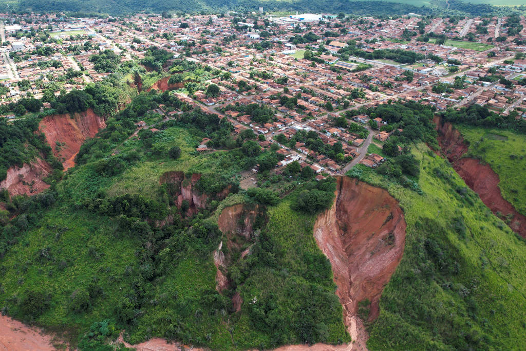 As voçorocas avançam sobre área residencial de Buriticupu, no Maranhão. (Mauricio Marinho/ Reuters)