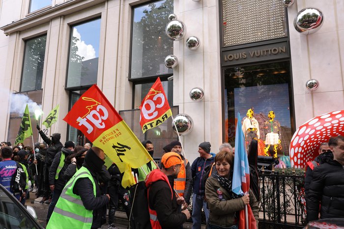 Contra Reforma da Previdência, manifestantes invadem loja da Louis Vuitton em Paris