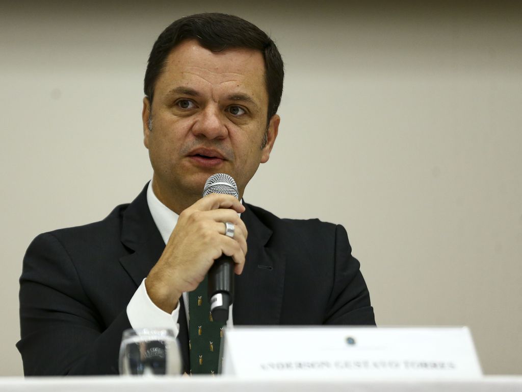 Ex-ministro da Justiça tentou impedir eleitores de votarem, afirma colunista