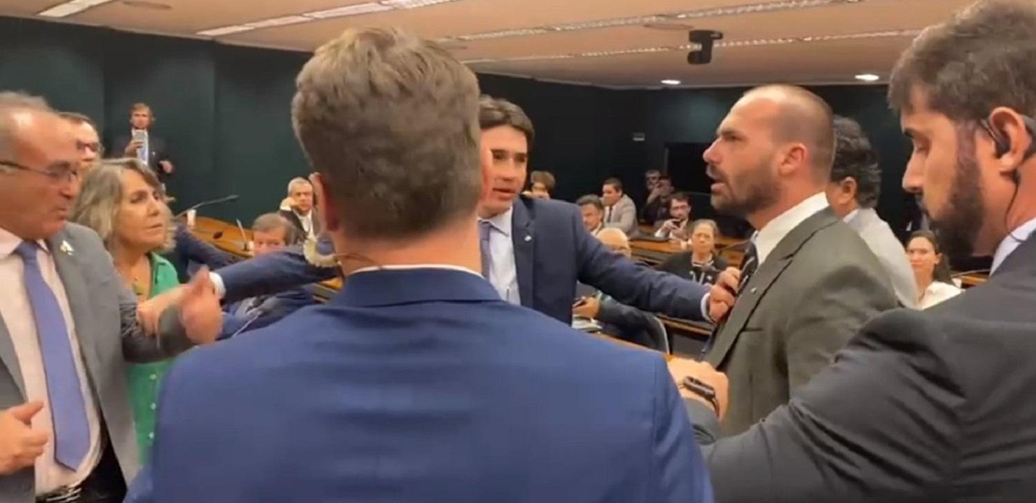 Eduardo Bolsonaro tenta agredir deputado do PT: ‘dar uma facada no seu bucho’